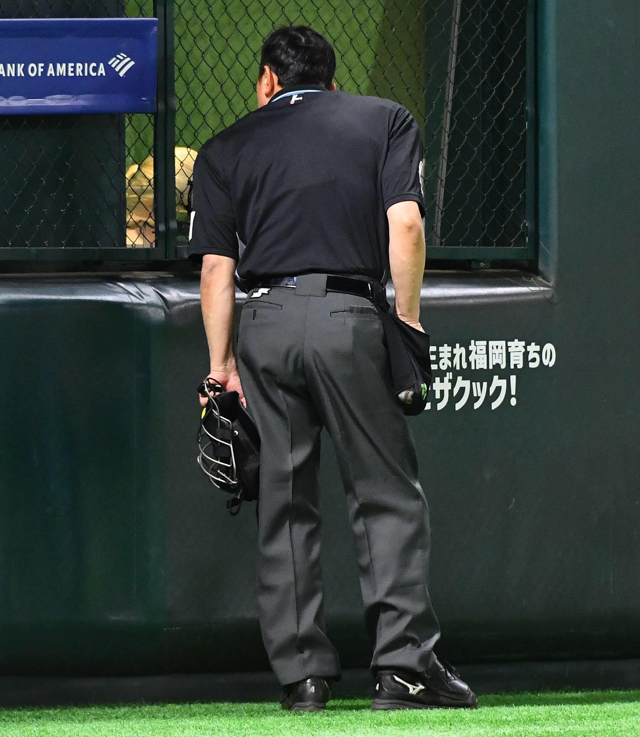 ソフトバンク対巨人　2回裏開始前、音声トラブルが発生し説明を受ける吉本文弘主審（撮影・岩下翔太）