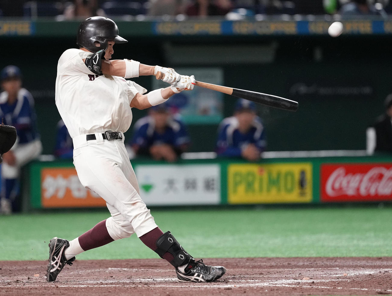 東亜大対早大　4回裏早大2死二塁、右越え2点本塁打を放つ小沢（撮影・鈴木みどり）