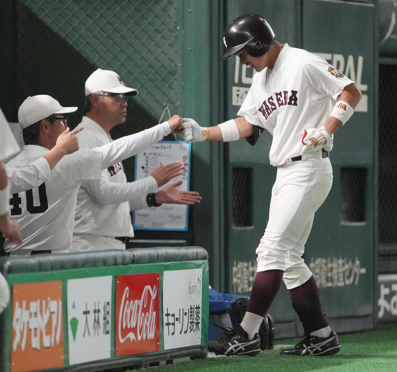 東亜大対早大　4回裏早大2死二塁、右越え2点本塁打を放った小沢（右）は笑顔でベンチへ戻る。中央は拍手で迎える小宮山監督（撮影・鈴木みどり）
