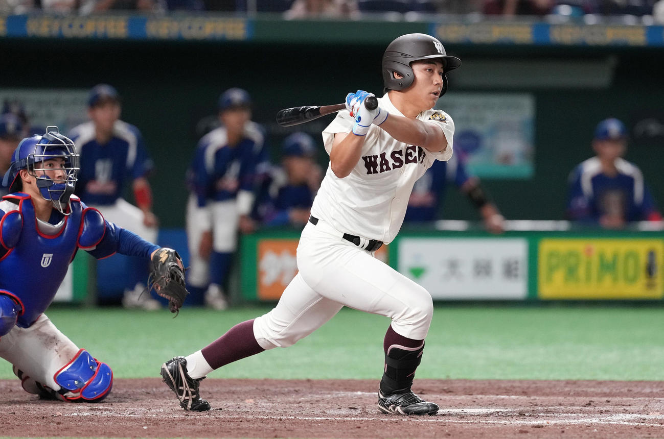 東亜大対早大　4回裏早大2死満塁、走者一掃の右3点適時二塁打を放つ徳丸（撮影・鈴木みどり）