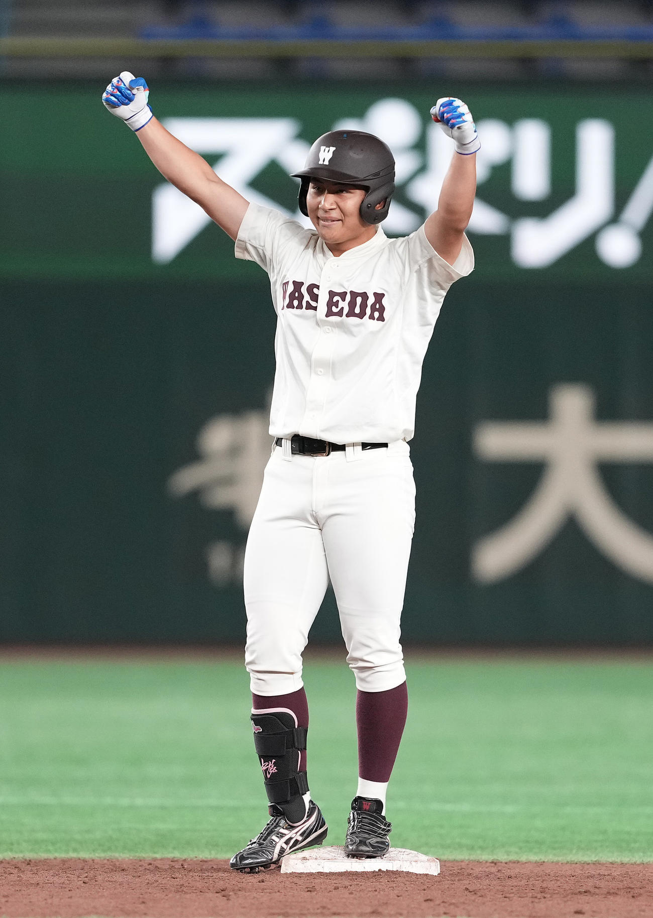 東亜大対早大　4回裏早大2死満塁、走者一掃の右3点適時二塁打を放った徳丸は塁上でガッツポーズ（撮影・鈴木みどり）