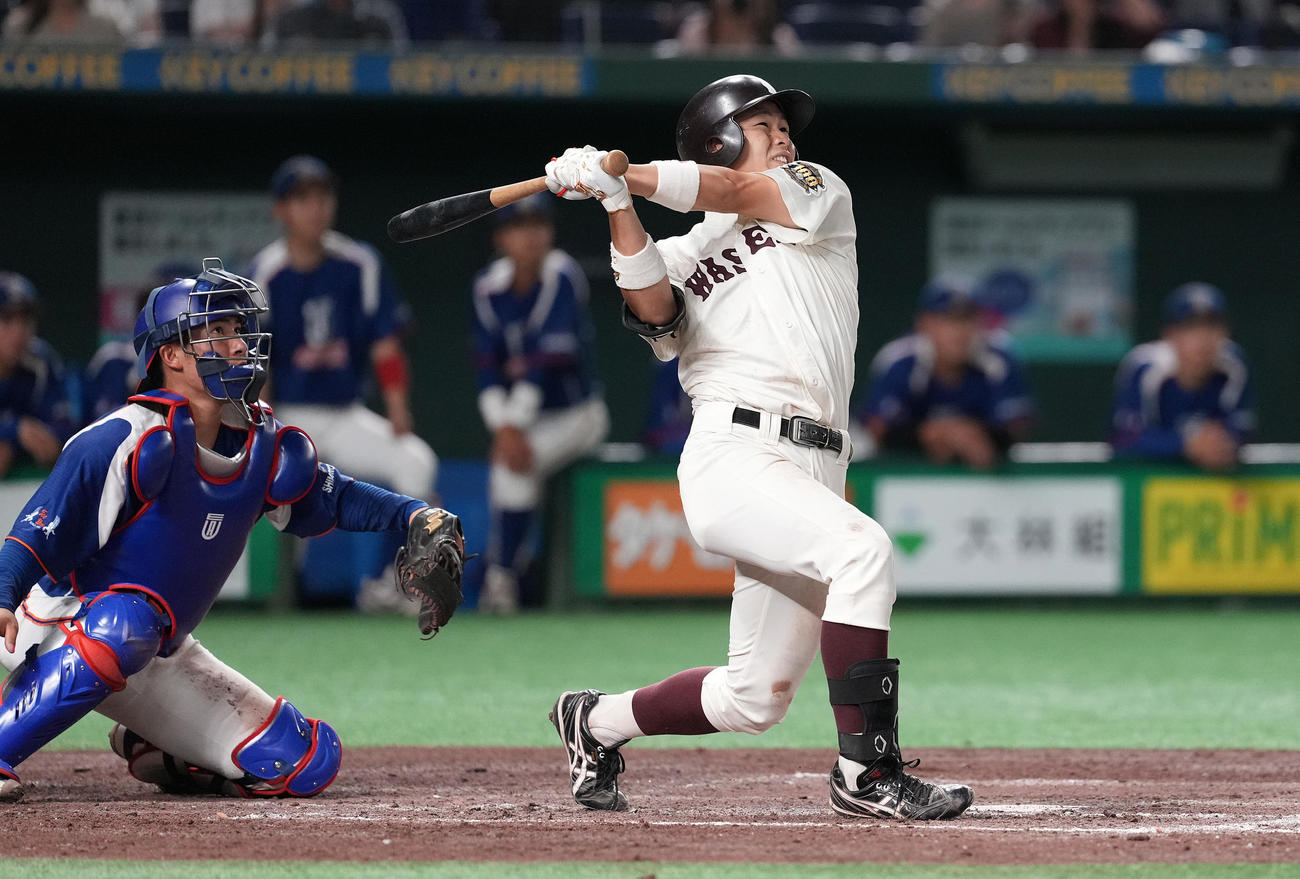 東亜大対早大　4回裏早大2死二塁、右越え2点本塁打を放つ小沢（撮影・鈴木みどり）