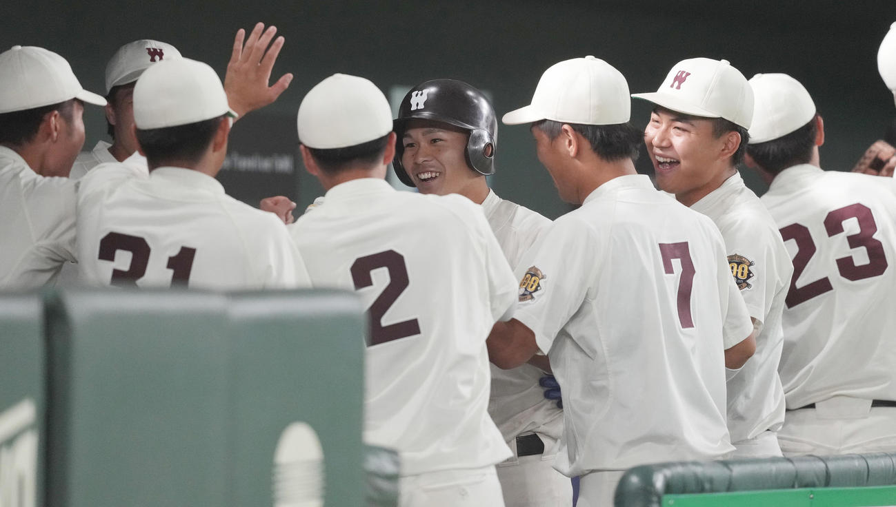 東亜大対早大　4回裏早大2死二塁、右越え2点本塁打を放った小沢（中央）はナインと笑顔でハイタッチ（撮影・鈴木みどり）