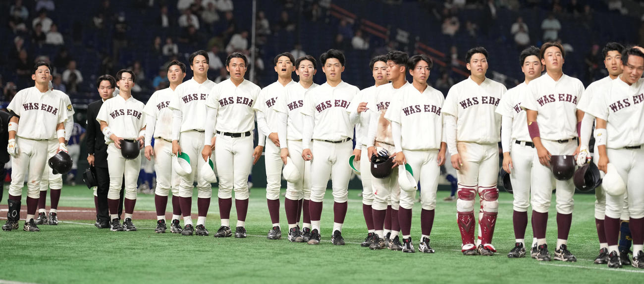 東亜大対早大　コールド勝ちし、整列する早大ナイン（撮影・鈴木みどり）