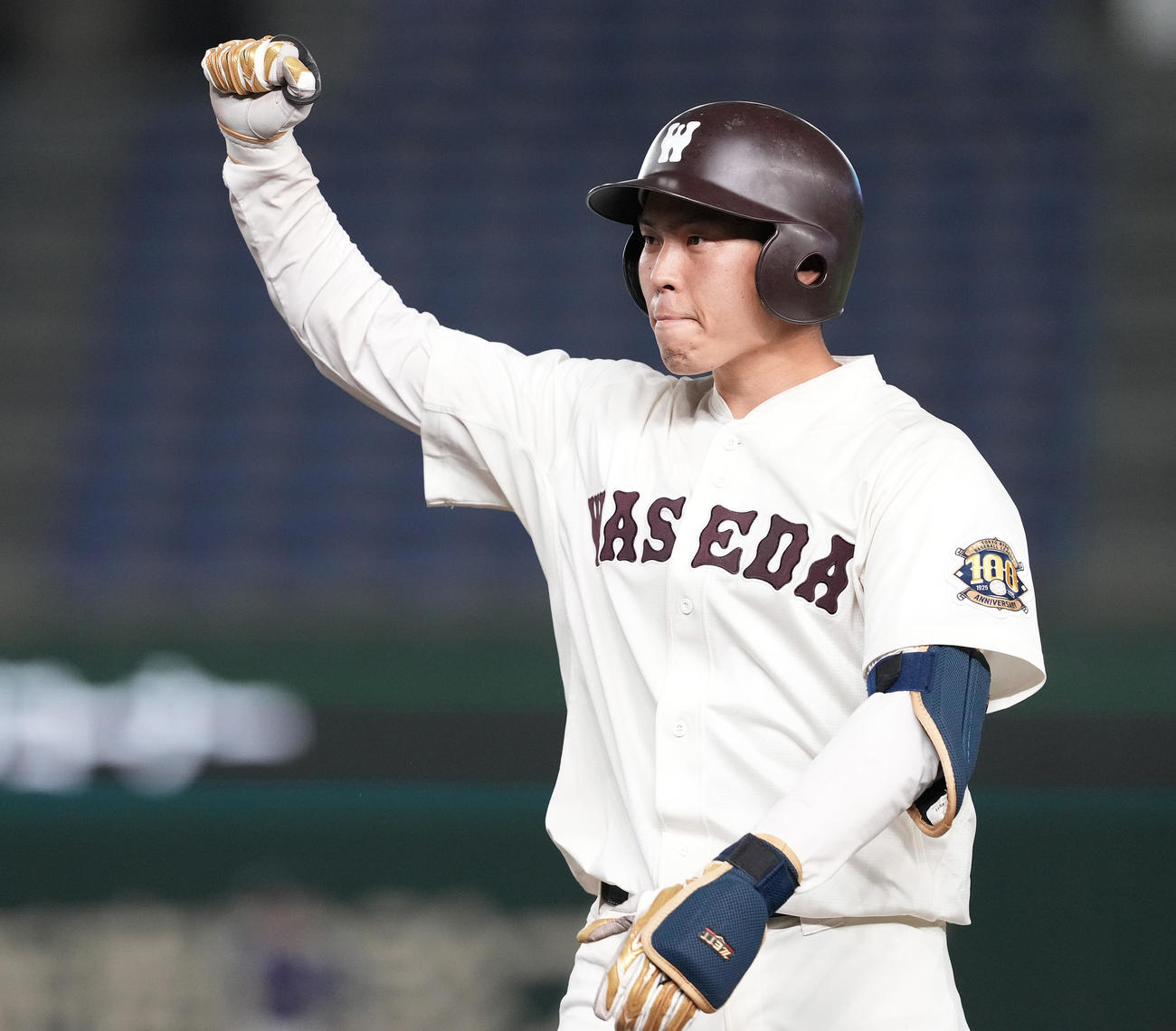東亜大対早大　3回裏早大2死二塁、中前適時打を放ち、ガッツポーズする吉田（撮影・鈴木みどり）