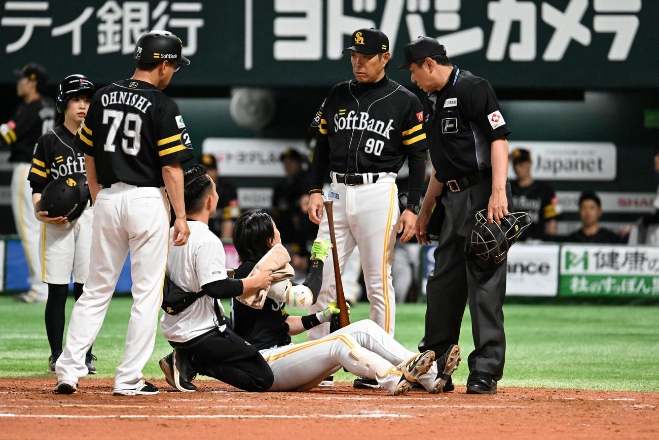 ソフトバンク対読売　2回裏ソフトバンク1死一、二塁、周東（中央）は死球を受ける（撮影・林敢治）