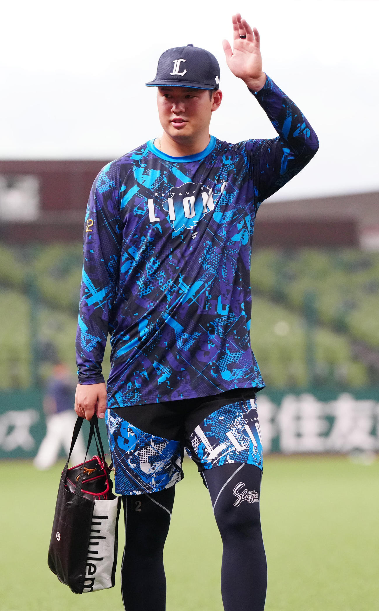 西武対阪神　試合前練習を終え、引き揚げる西武渡辺（撮影・江口和貴）