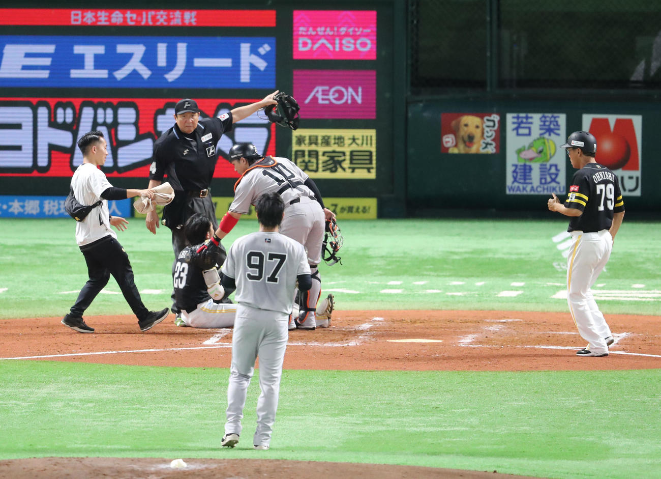 ソフトバンク対巨人　2回裏ソフトバンク1死一、二塁、周東は井上から危険球を受ける（撮影・梅根麻紀）