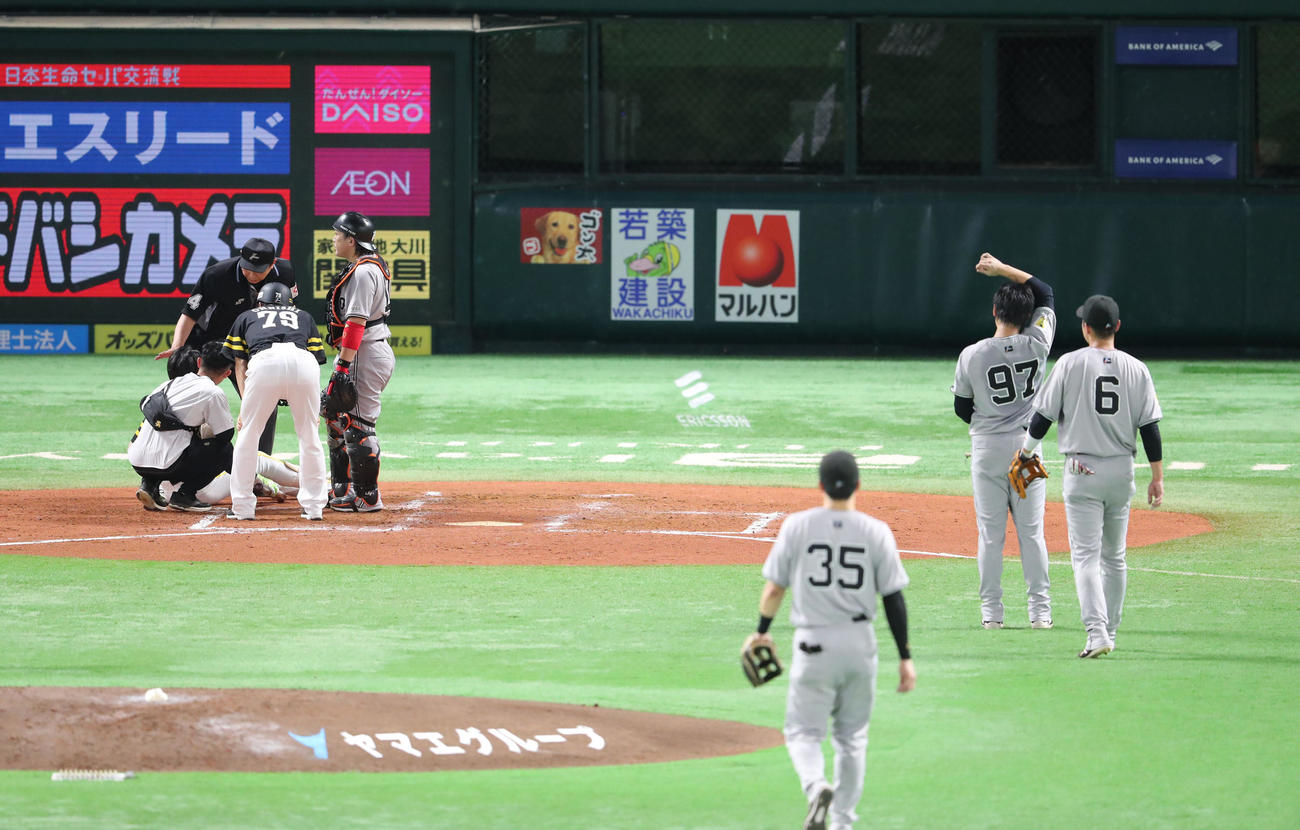 ソフトバンク対巨人　2回裏ソフトバンク1死一、二塁、周東は井上から危険球を受ける（撮影・梅根麻紀）