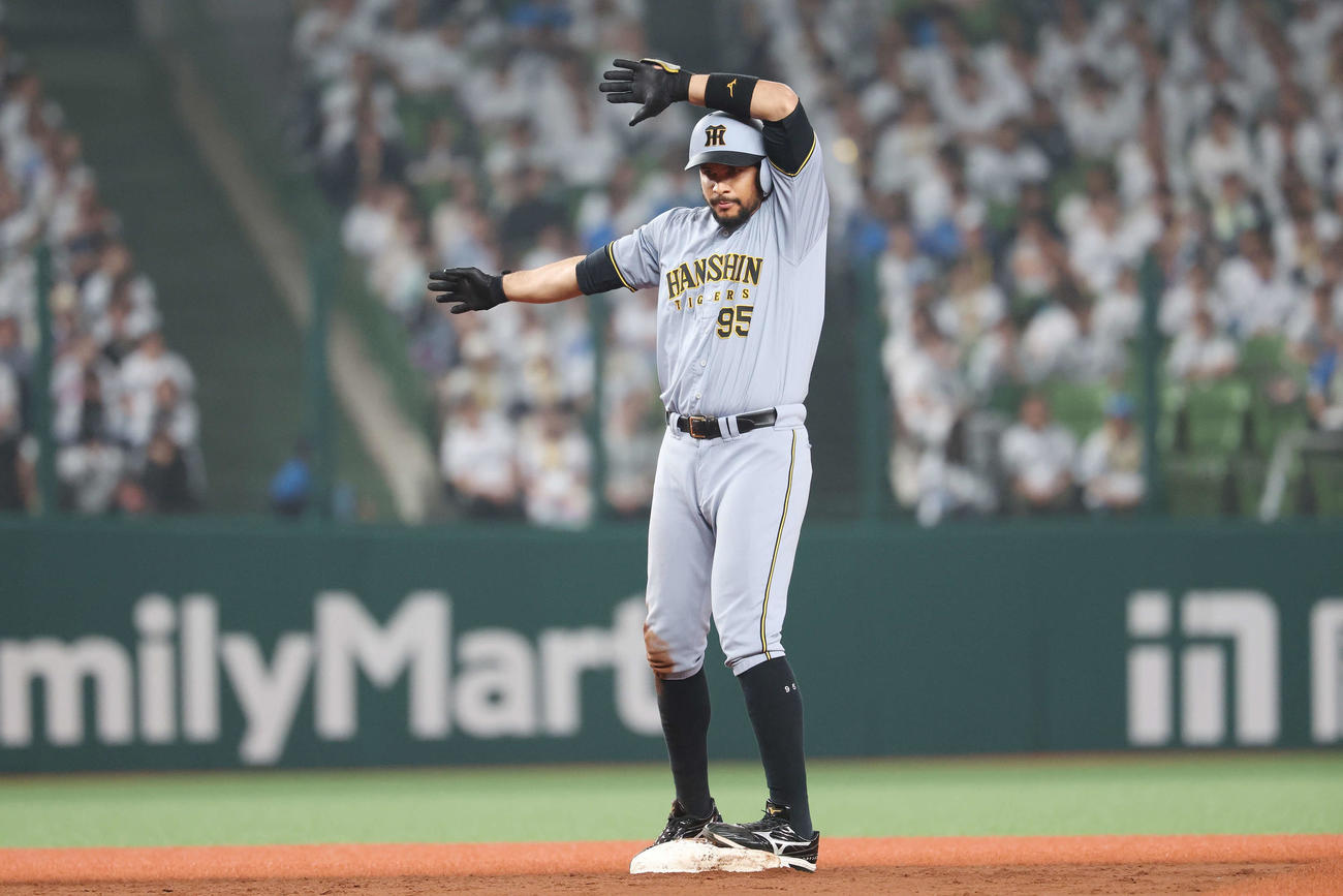 西武対阪神　3回表阪神2死三塁、中適時二塁打を放ちポーズをとるヘルナンデス（撮影・宮地輝）