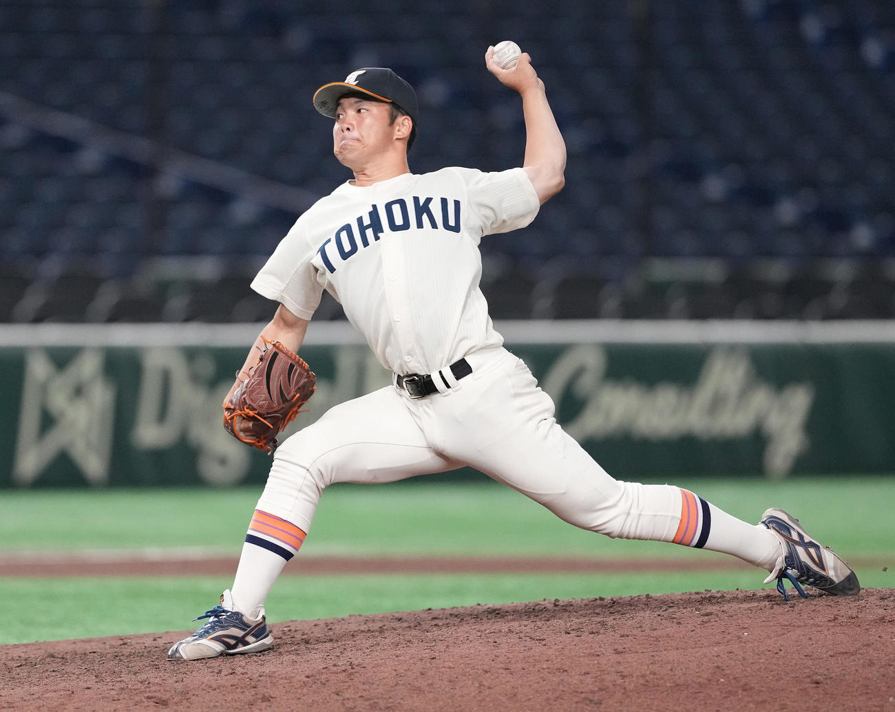 東北福祉大対九産大　8回裏途中から2番手で登板した東北福祉大・桜井椿（撮影・鈴木みどり）