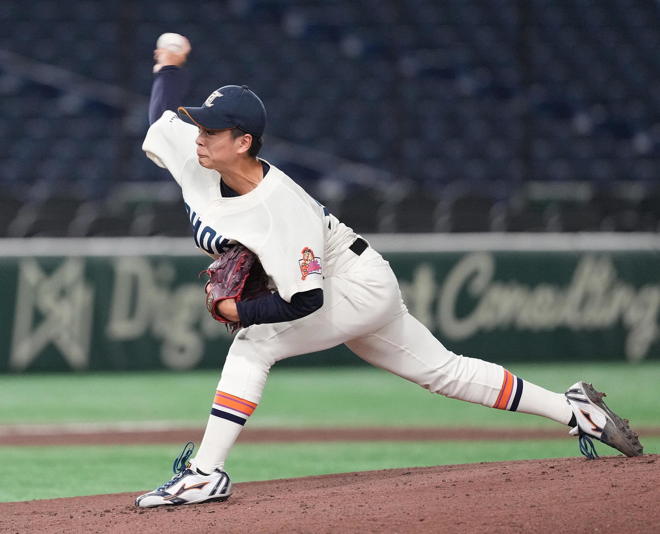 東北福祉大対九産大　先発し力投する東北福祉大・桜井頼（撮影・鈴木みどり）