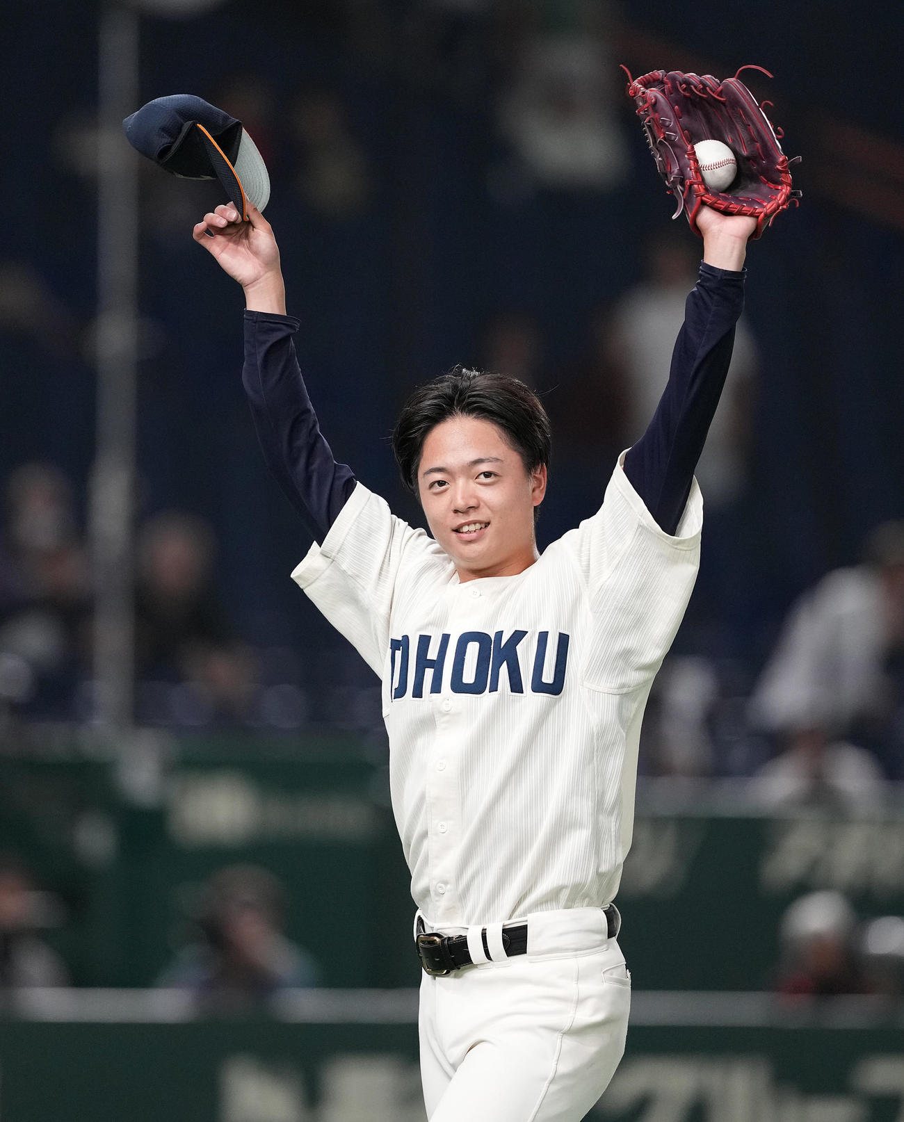 東北福祉大対九産大　8回裏、降板する東北福祉大先発の桜井頼は声援に応える（撮影・鈴木みどり）