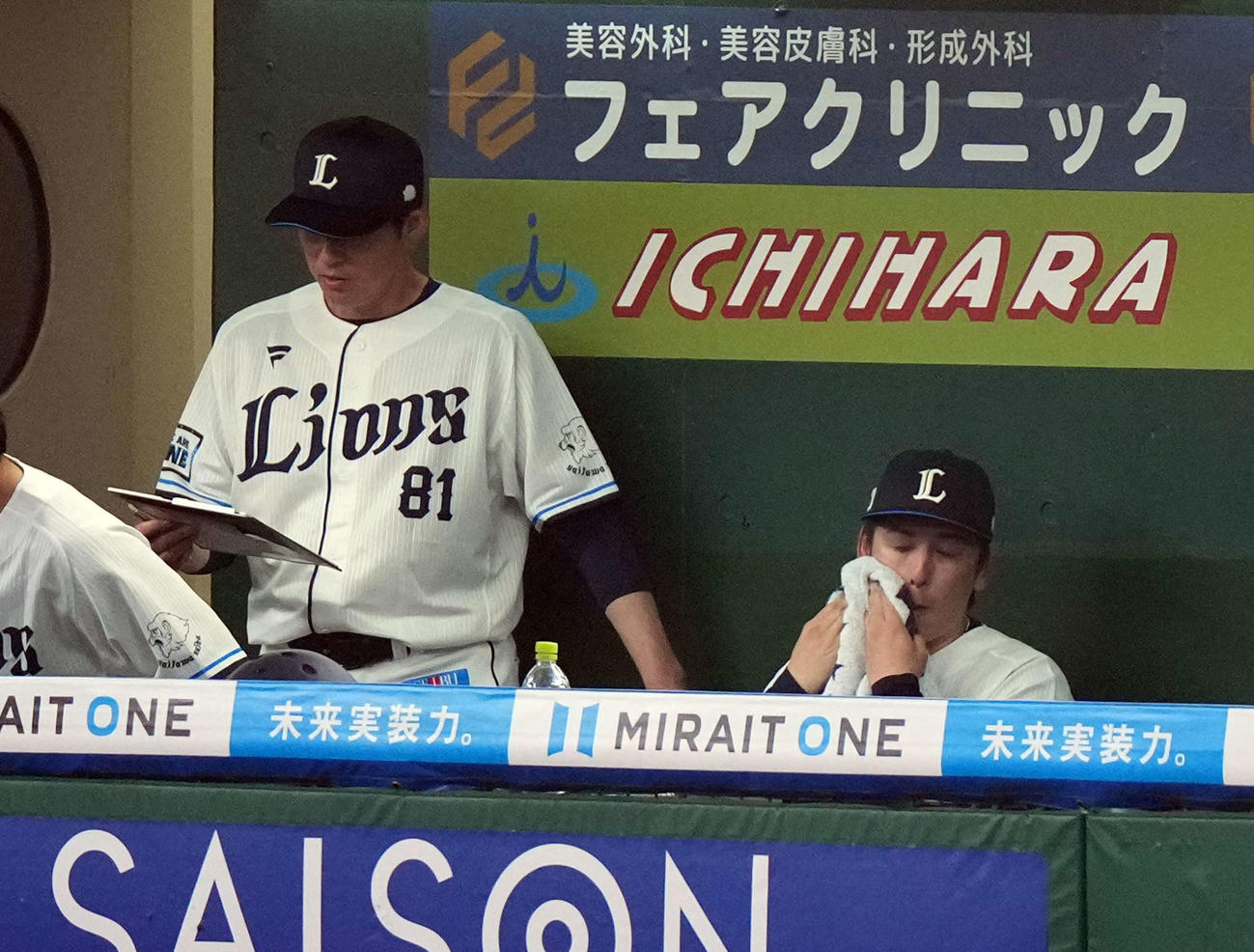 西武対阪神　3回表、2失点目を喫しベンチで汗をぬぐう西武の先発隅田（撮影・たえ見朱実）