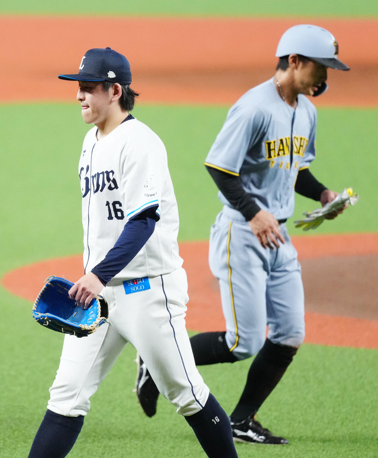 西武対阪神　2回表終了後、ベンチに引き揚げる西武先発の隅田（左）（撮影・江口和貴）