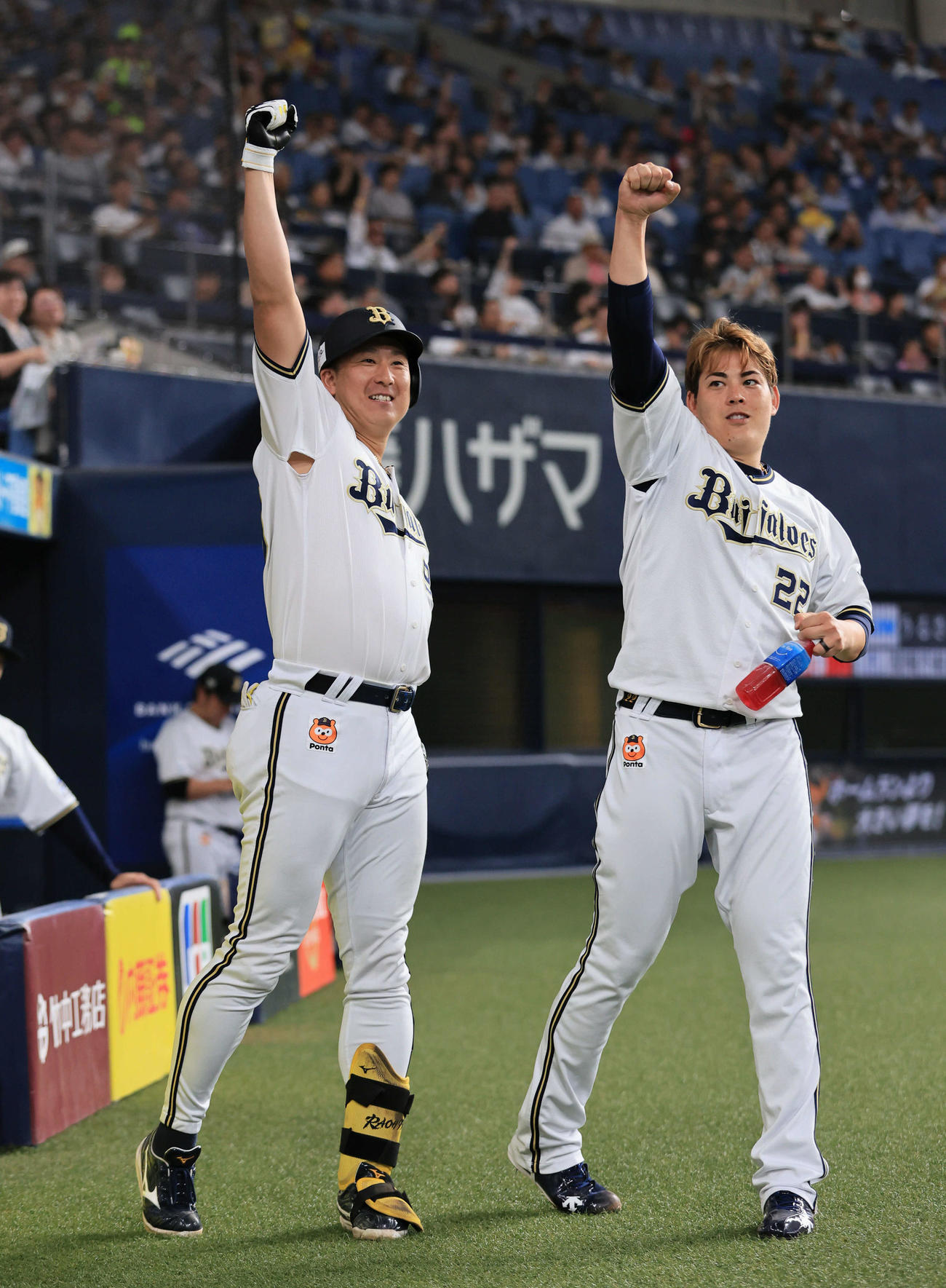 オリックス対DeNA 5回裏オリックス1死、杉本は左越え先制本塁打を放ち、九里（右）と昇天ポーズ（撮影・宮崎幸一）