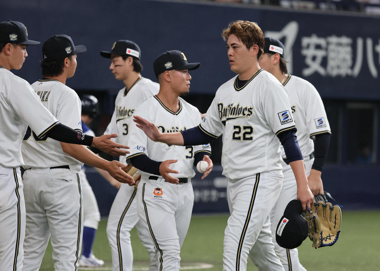 オリックス対DeNA 5回表DeNA2死二、三塁、九里は京田を空振り三振に仕留めナインに迎えられる（撮影・宮崎幸一）