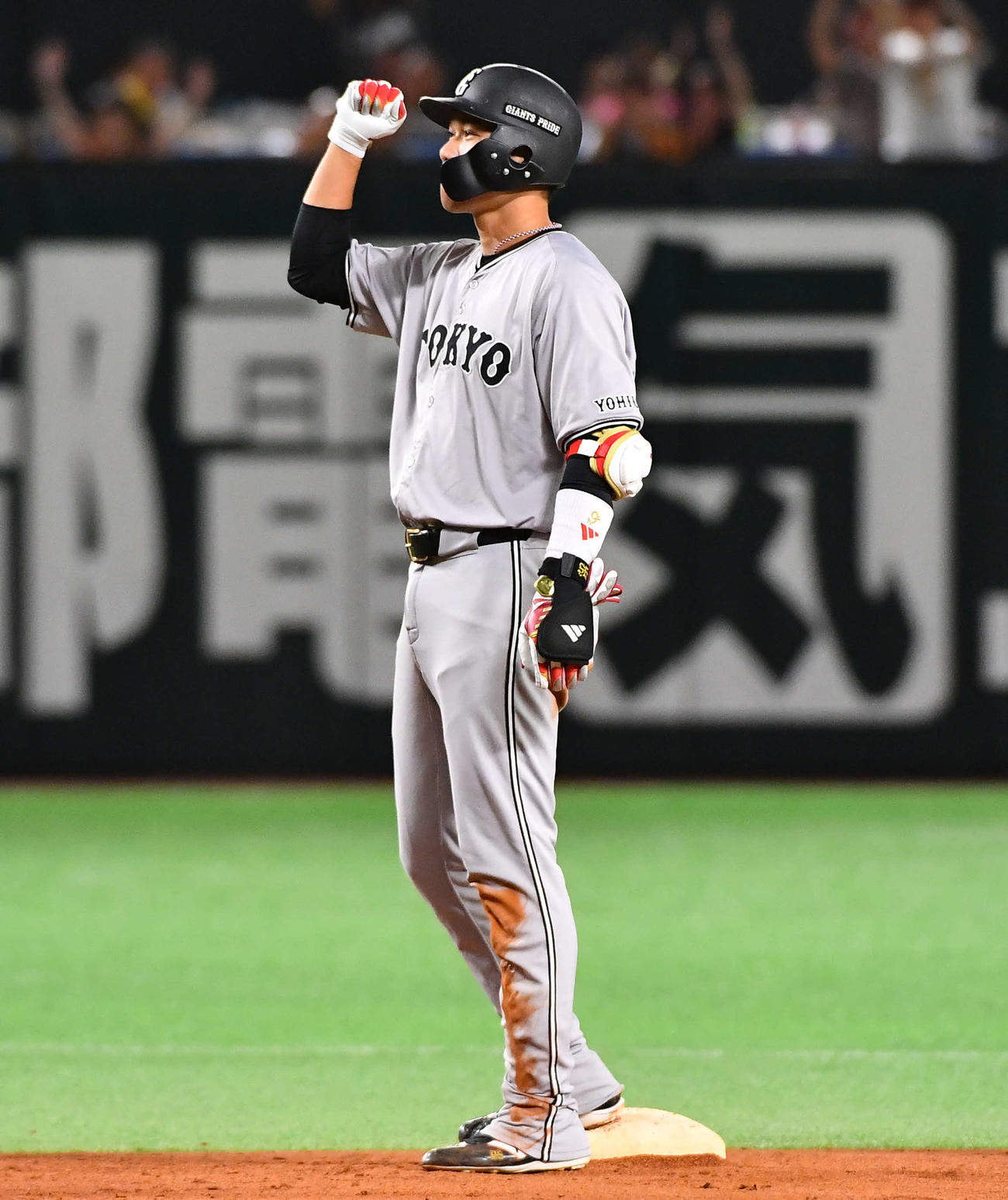 ソフトバンク対巨人　4回表巨人2死二塁、同点適時左二塁打を放ち、ガッツポーズする坂本（撮影・岩下翔太）