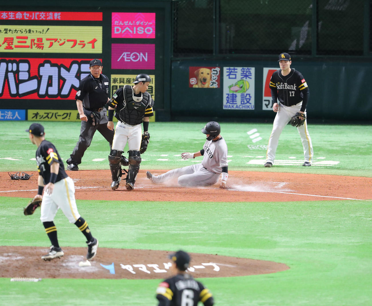 ソフトバンク対巨人　4回表巨人2死二塁、中山の中前勝ち越し適時打で生還する坂本（撮影・梅根麻紀）