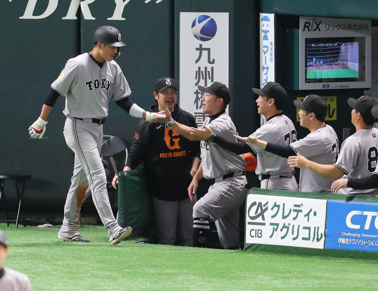 ソフトバンク対巨人　4回表巨人2死二塁、中山の中前勝ち越し適時打で生還した坂本はナインとハイタッチ（撮影・梅根麻紀）