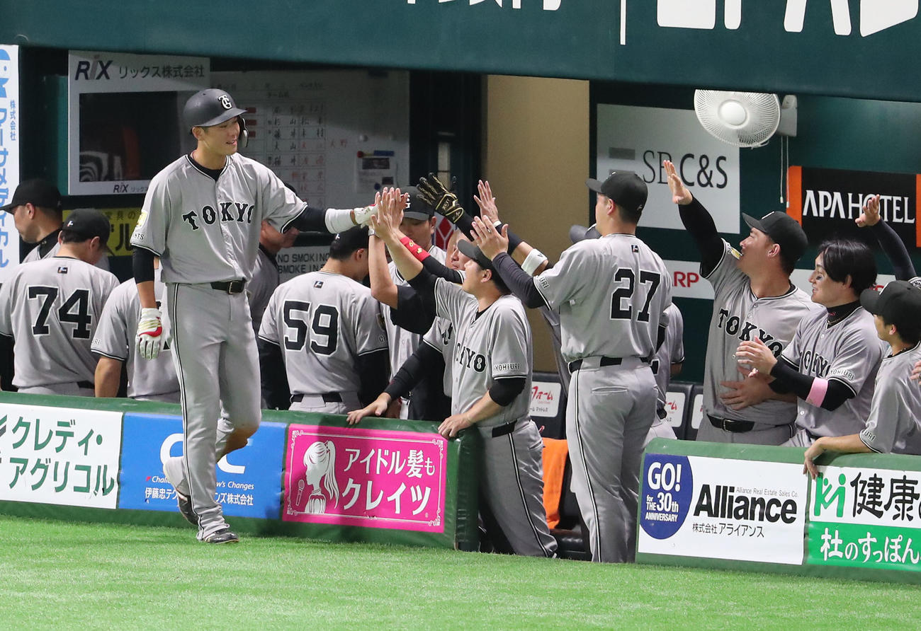 ソフトバンク対巨人　4回表巨人2死二塁、中山の中前勝ち越し適時打で生還した坂本はナインとハイタッチ（撮影・梅根麻紀）