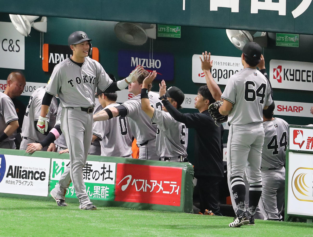 ソフトバンク対巨人　4回表巨人2死二塁、中山の中前勝ち越し適時打で生還した坂本はナインとハイタッチ（撮影・梅根麻紀）