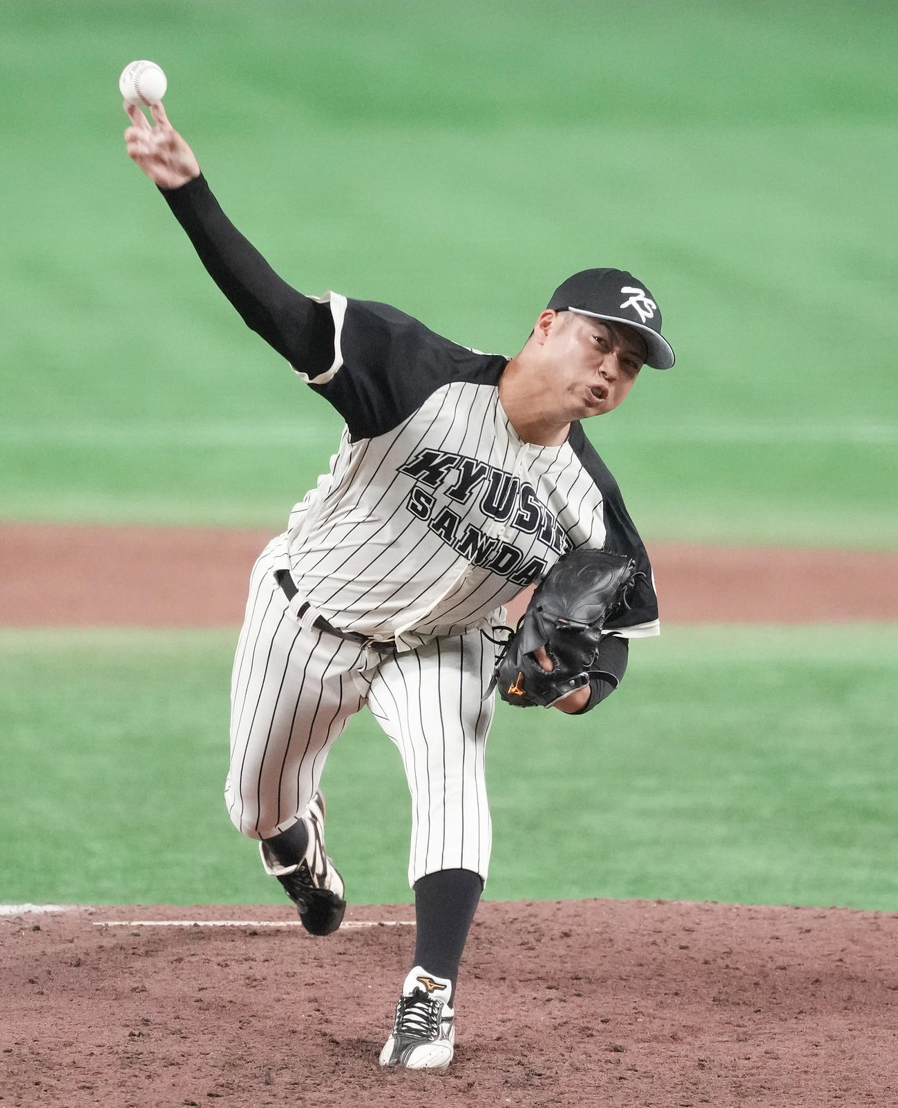 東北福祉大対九産大　先発し力投する九産大・水崎（撮影・鈴木みどり）