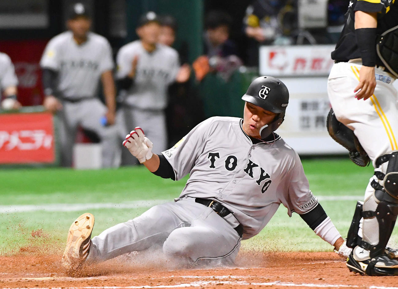 ソフトバンク対巨人　4回表巨人2死二塁、中山の中前適時打で勝ち越しのホームを踏む坂本（撮影・岩下翔太）