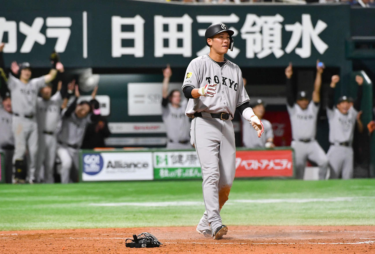 ソフトバンク対巨人　4回表巨人2死二塁、中山の勝ち越し中前適時打で生還した坂本（撮影・岩下翔太）