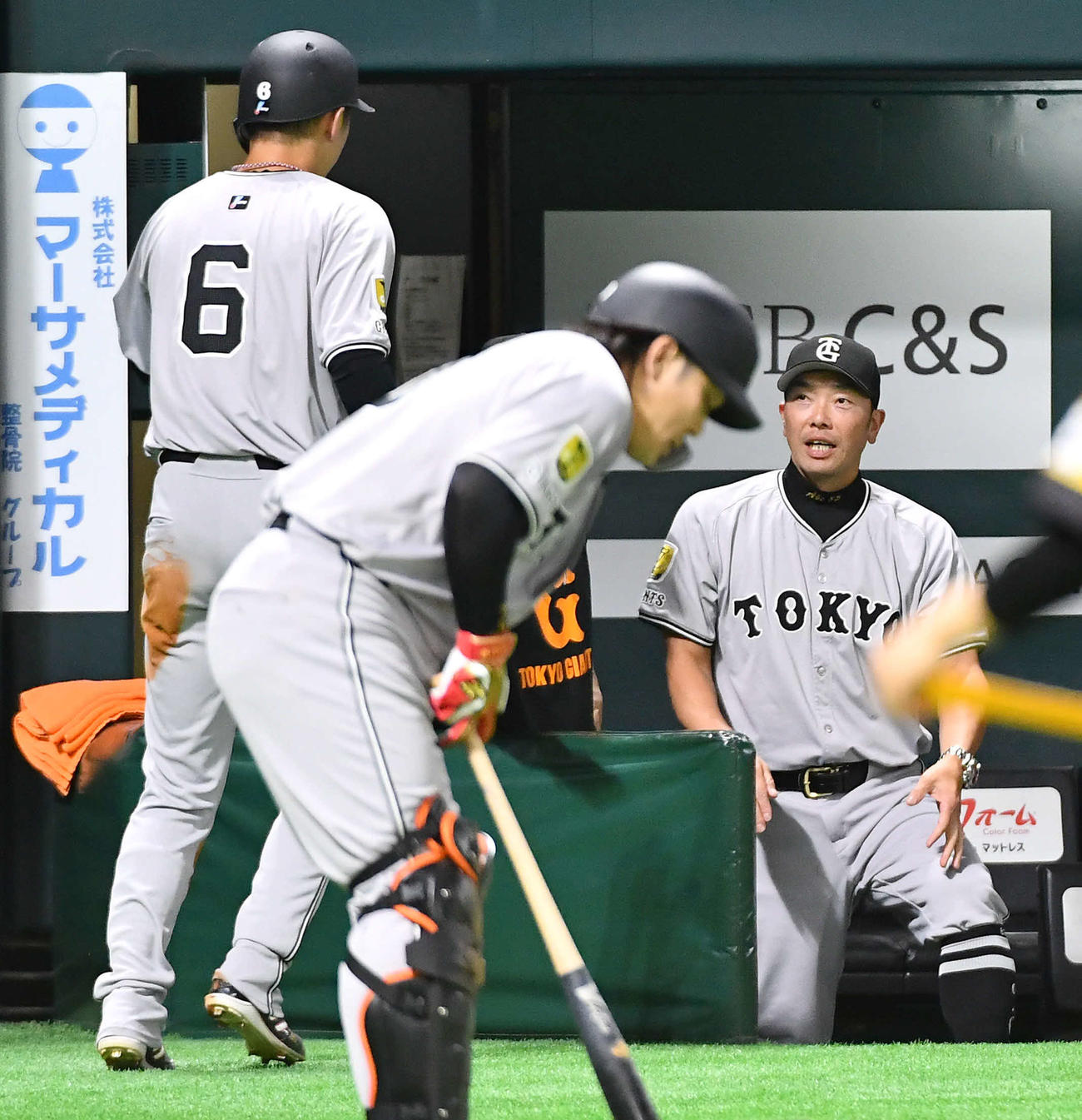 ソフトバンク対巨人　4回表巨人2死二塁、中山の勝ち越し中前適時打で生還した坂本（左）を迎える阿部監督（撮影・岩下翔太）