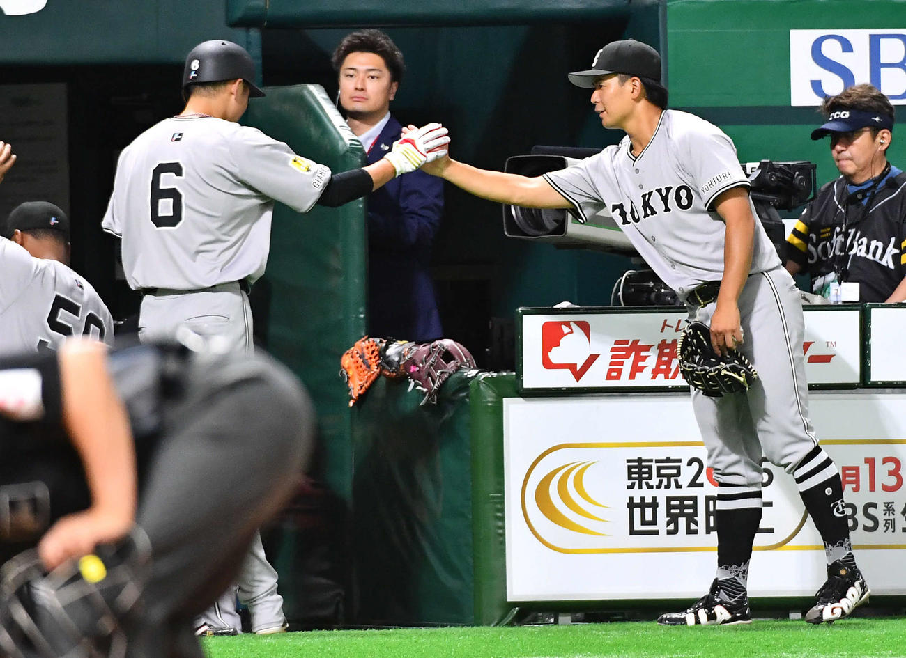 ソフトバンク対巨人　4回表巨人2死二塁、中山の勝ち越し中前適時打で生還した坂本（左）とタッチを交わす山田（撮影・岩下翔太）