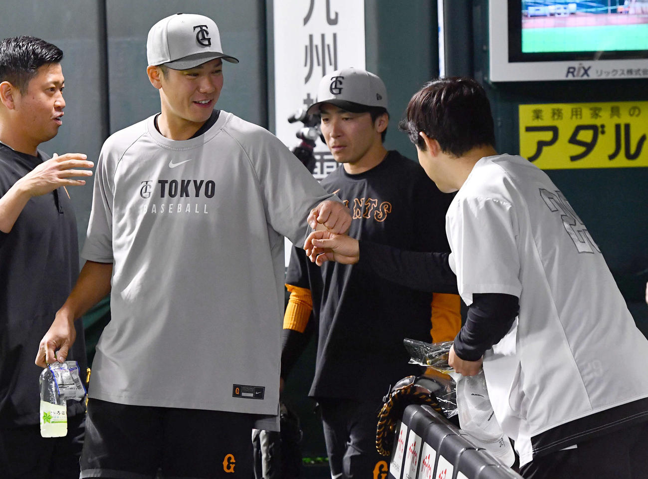 ソフトバンク対巨人　試合前、ソフトバンク大江（右）とグータッチを交わす巨人坂本（撮影・岩下翔太）