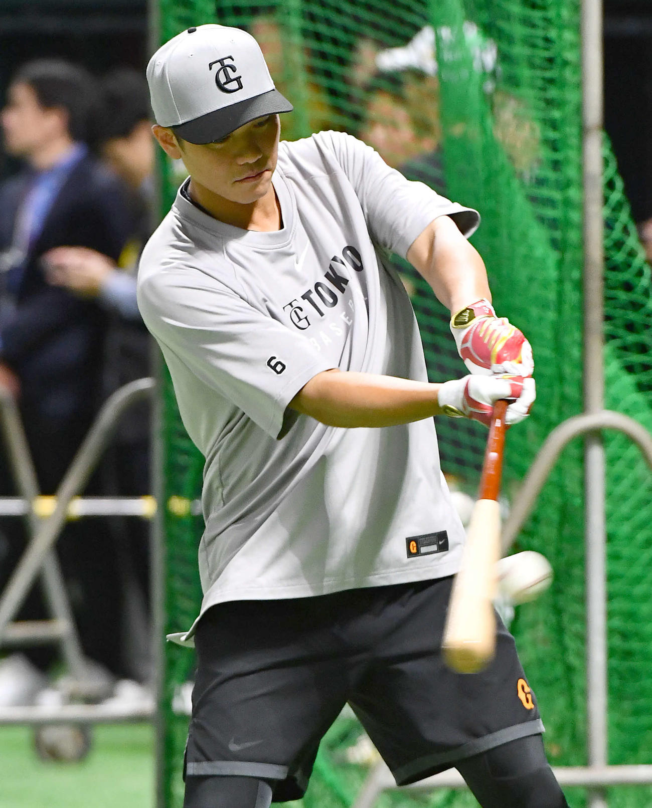 ソフトバンク対巨人　試合前、打撃練習を行う巨人坂本（撮影・岩下翔太）
