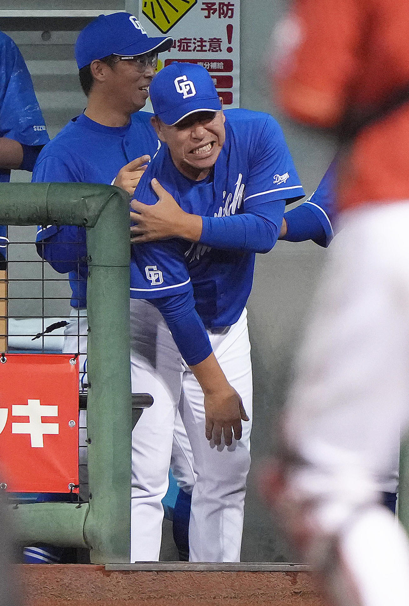 楽天対中日　7回表中日2死満塁、上林の打球を一塁手浅村が後逸、生還した岡林とタッチを交わした際、肩を痛める井上監督（撮影・足立雅史）