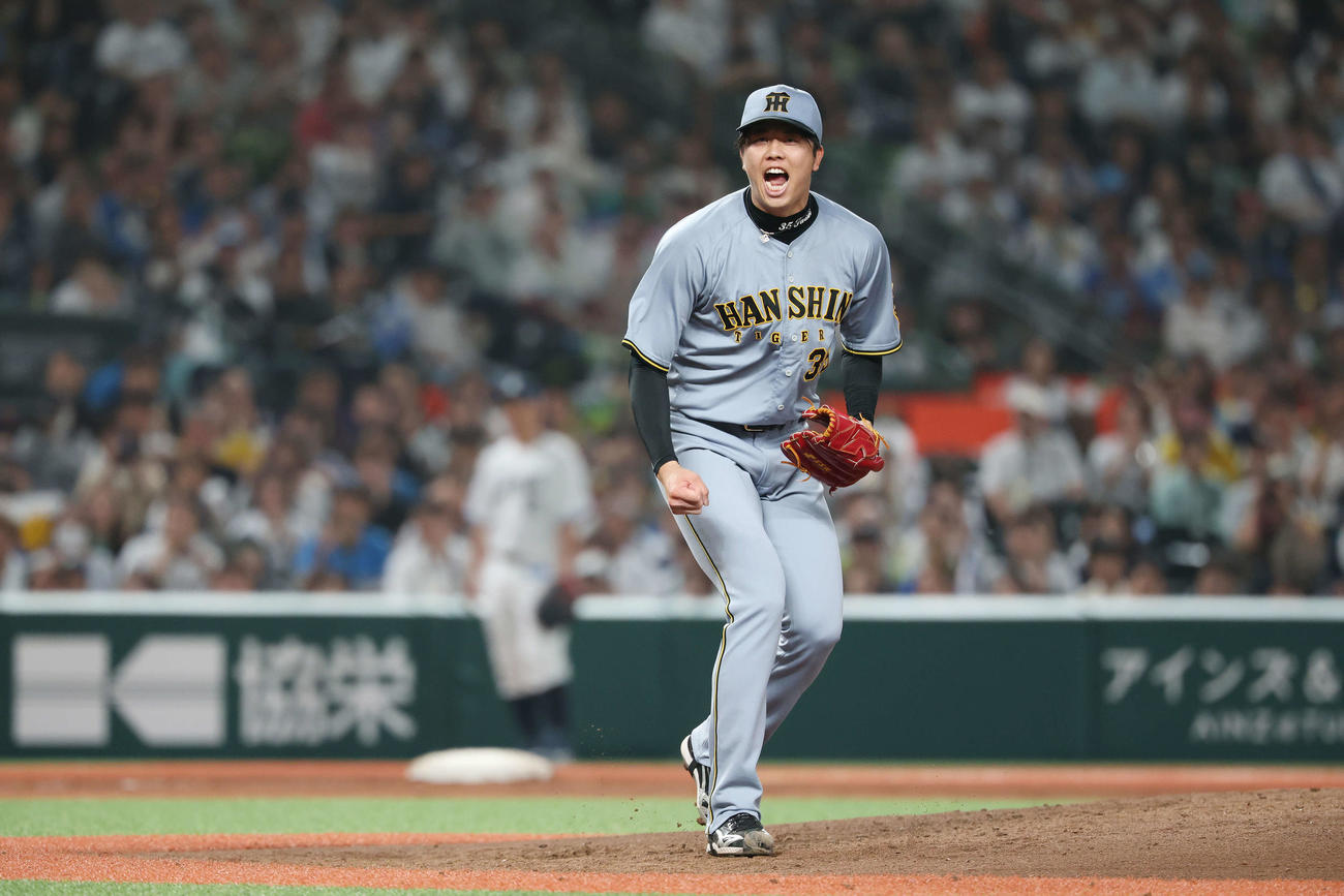代打中村剛から空振り三振を奪い雄たけびを上げる才木（撮影・宮地輝）