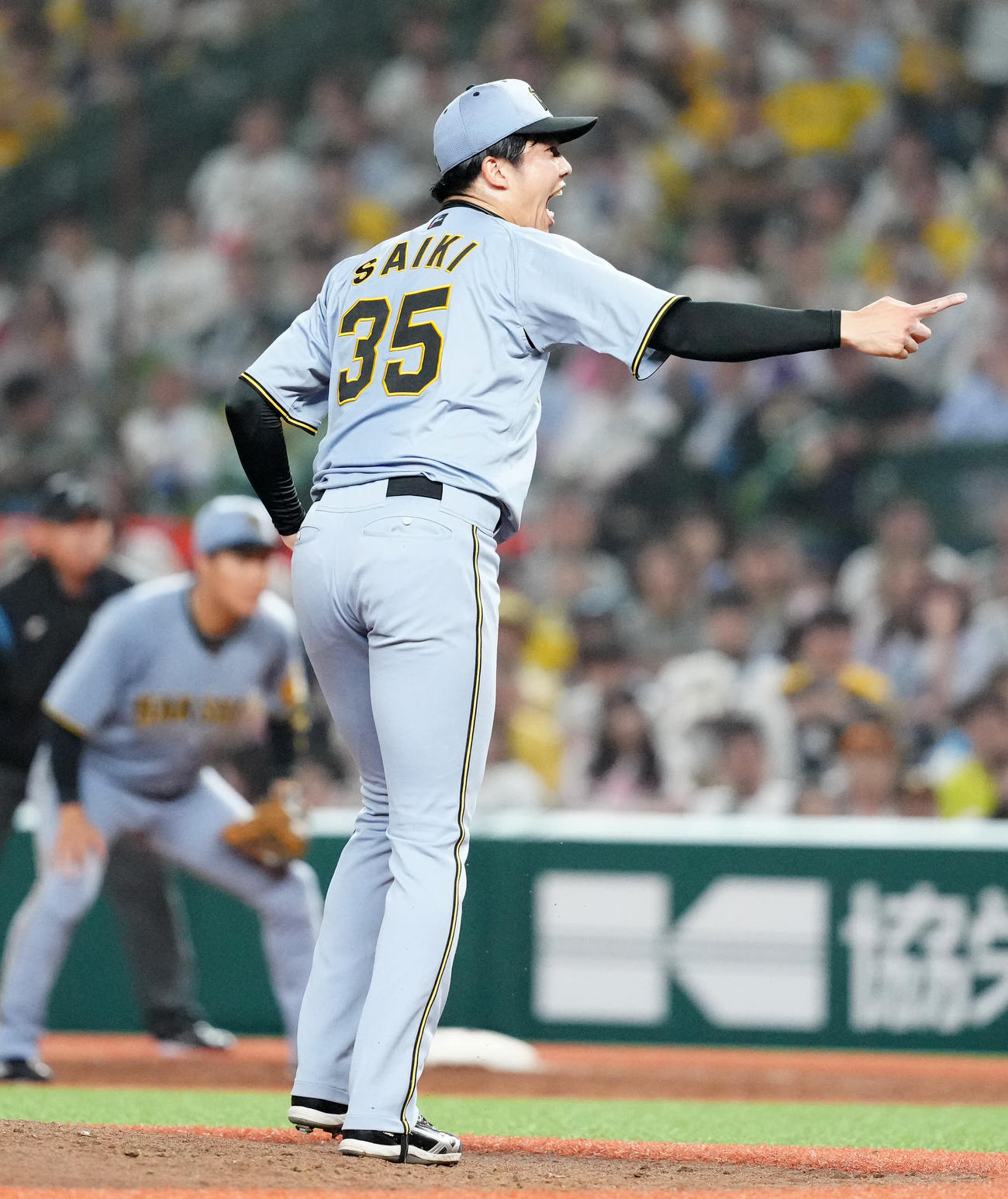 西武対阪神　4回裏西武2死一塁、平沼から見逃しの三振を奪った才木（撮影・江口和貴）