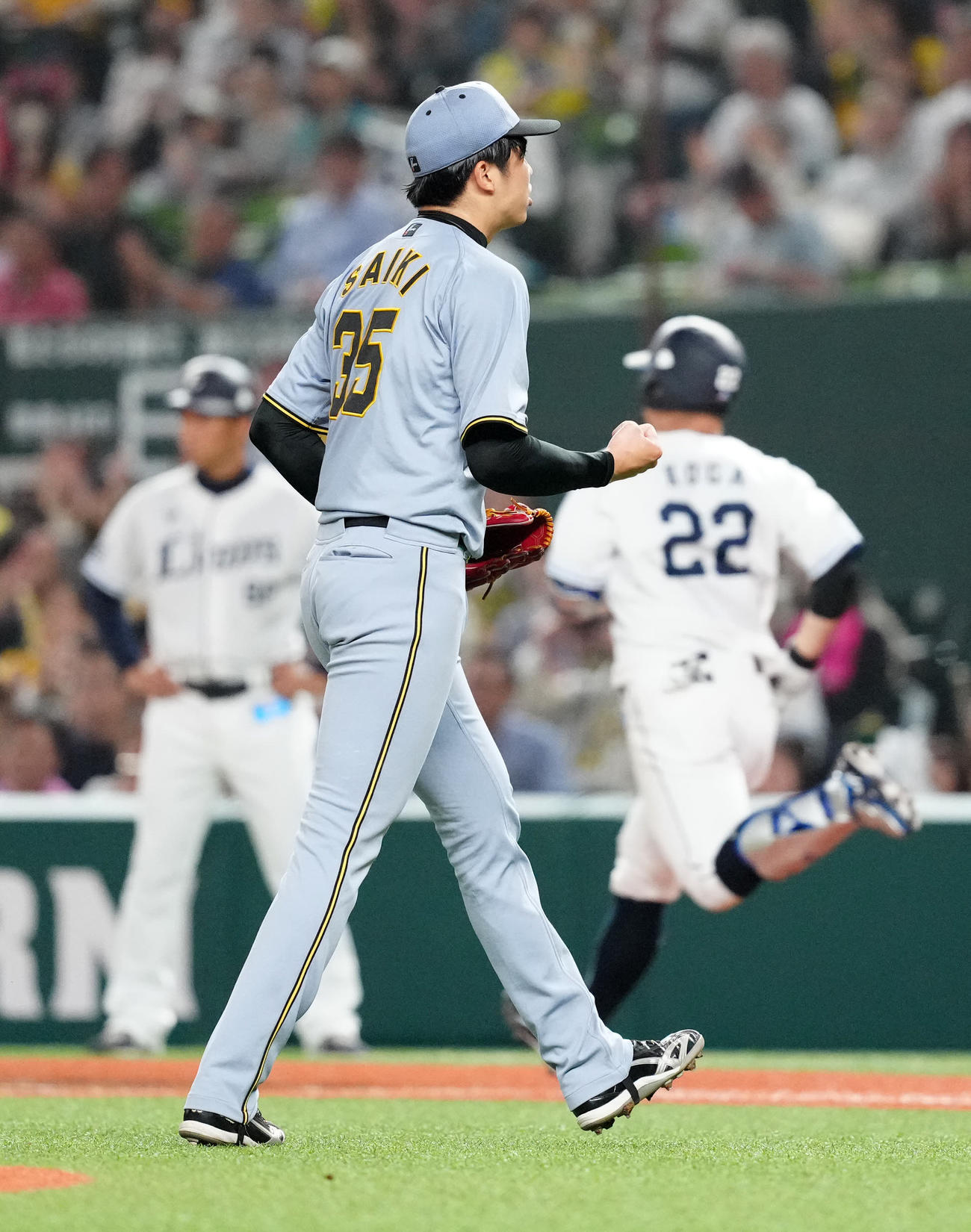 西武対阪神　5回裏西武2死三塁、古賀悠（右）を二ゴロに仕留め、ガッツポーズの才木（撮影・江口和貴）