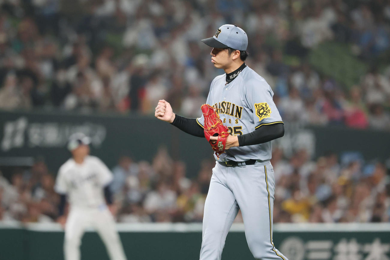 西武対阪神　5回裏西武2死三塁、古賀悠を二ゴロに仕留めガッツポーズする才木（撮影・宮地輝）