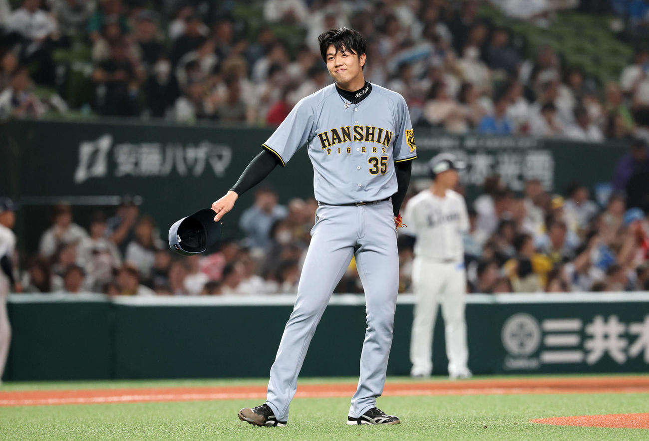 西武対阪神　5回裏西武無死、源田を左飛に仕留めた才木（撮影・宮地輝）