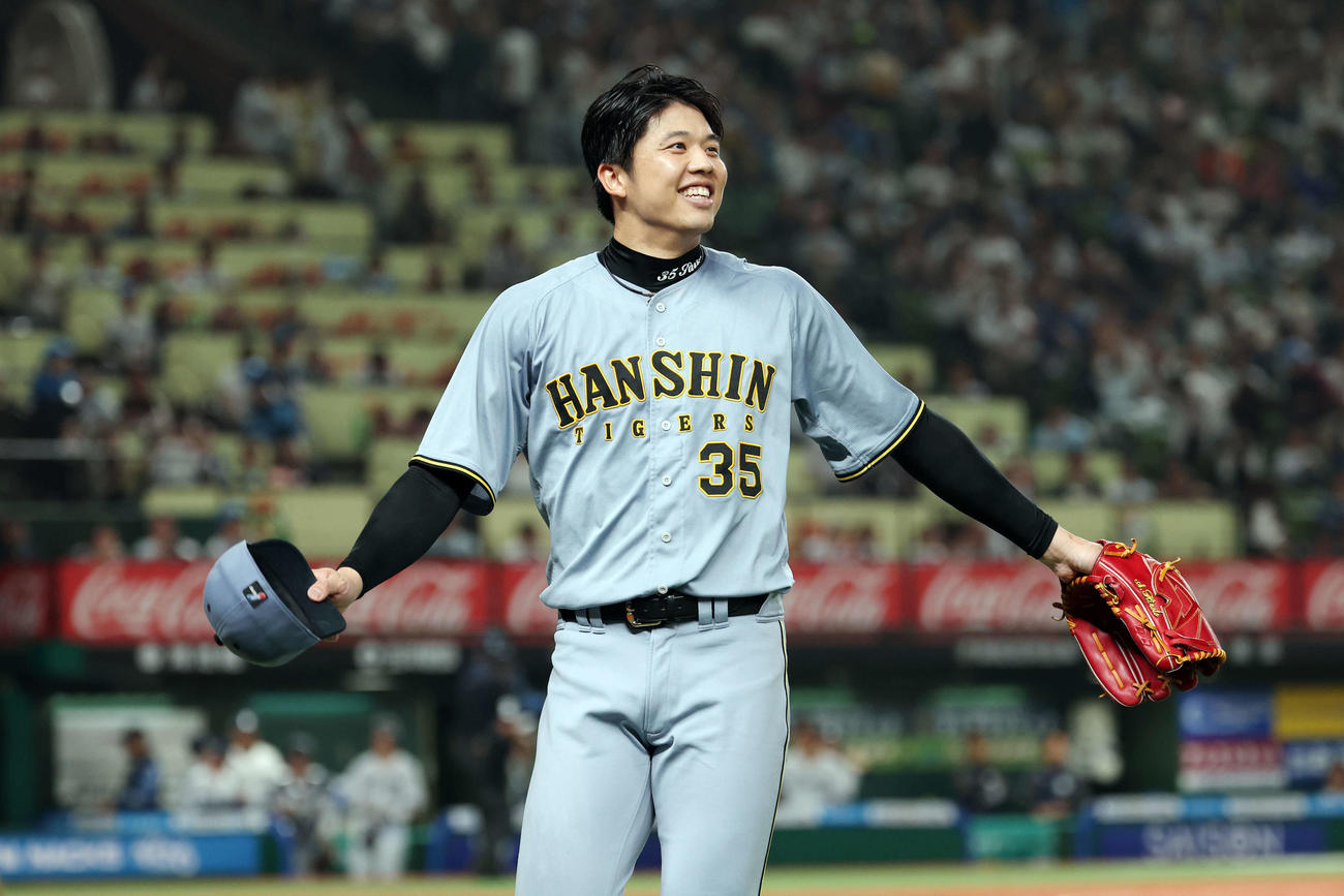 西武対阪神　6回裏西武2死満塁、源田を二飛に仕留め笑顔を見せる才木（撮影・宮地輝）