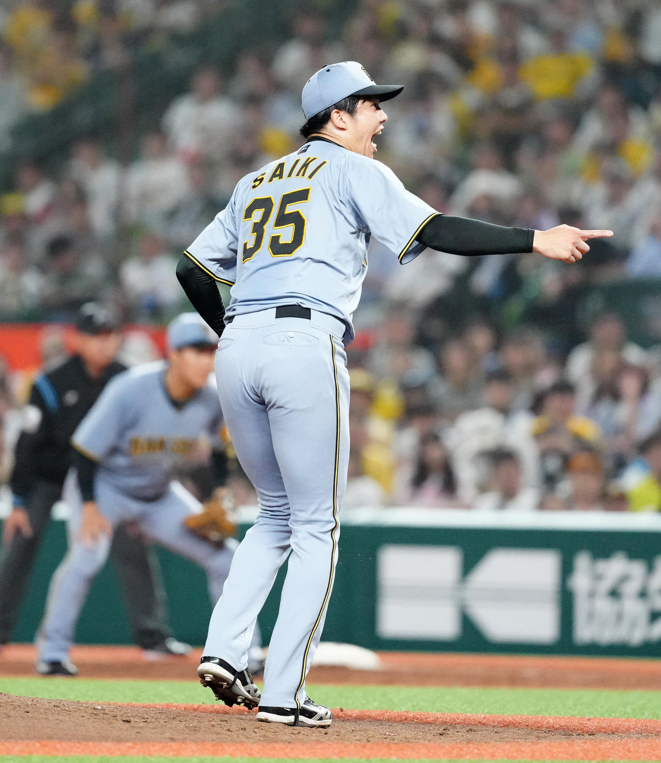 西武対阪神　4回裏西武2死一塁、平沼から見逃しの三振を奪った才木（撮影・江口和貴）