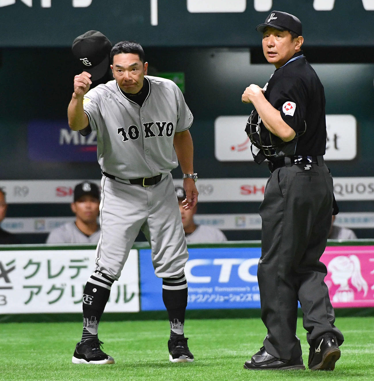 ソフトバンク対巨人　2回裏ソフトバンク1死一、二塁、井上が危険球退場となり、ソフトバンクベンチに謝罪して投手の交代を告げる阿部監督（撮影・岩下翔太）