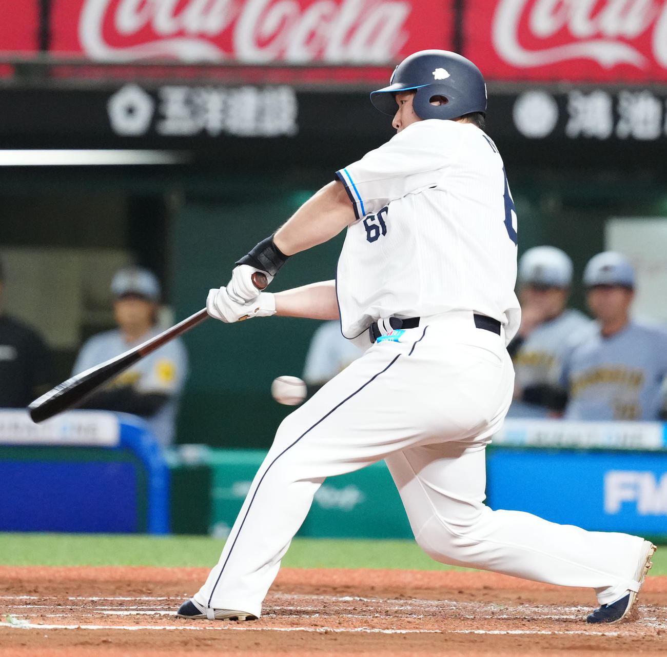 西武対阪神　6回裏西武1死満塁、空振り三振に倒れる代打中村剛（撮影・江口和貴）