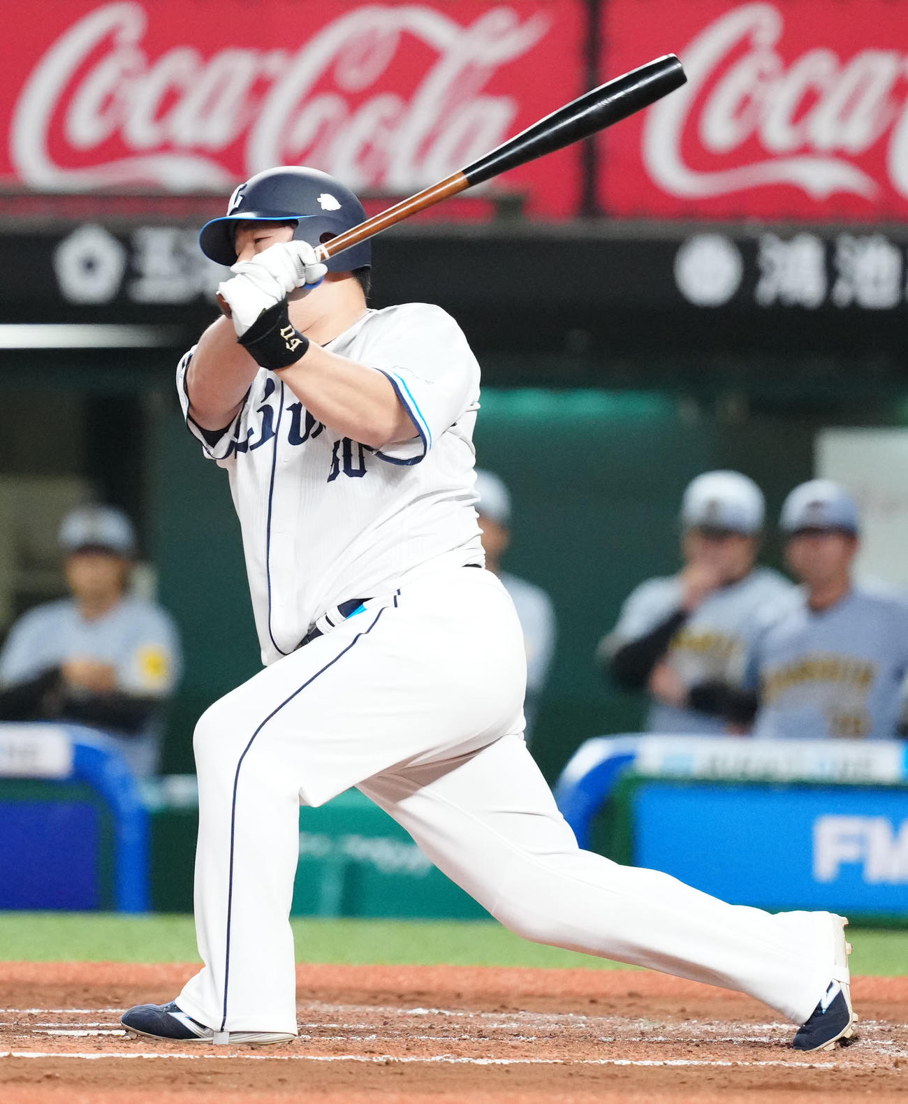 西武対阪神　6回裏西武1死満塁、空振り三振に倒れる代打中村剛（撮影・江口和貴）