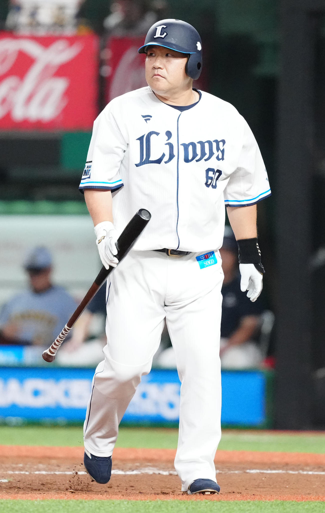 西武対阪神　6回裏西武1死満塁、空振り三振に倒れベンチに引き揚げる代打中村剛（撮影・江口和貴）
