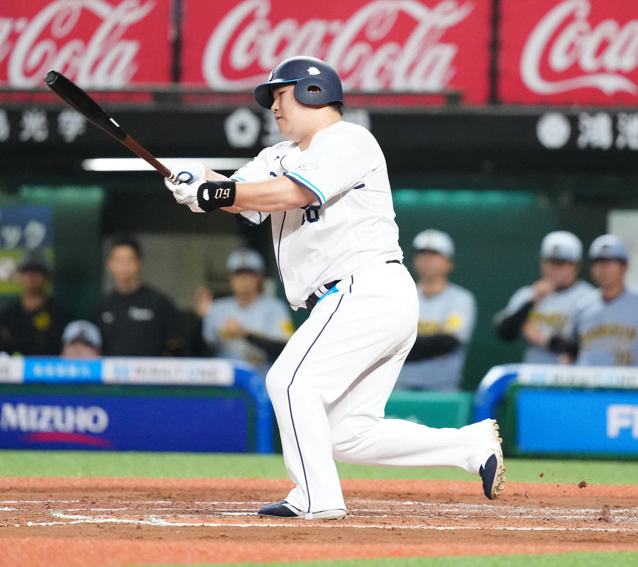 西武対阪神　6回裏西武1死満塁、空振り三振に倒れる代打中村剛（撮影・江口和貴）