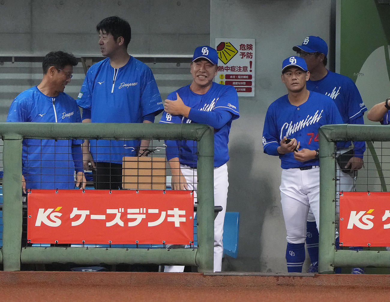 楽天対中日　7回表中日2死満塁、上林の打球を一塁手浅村が後逸、生還した岡林とタッチを交わした際、肩を痛めた井上監督（中央）（撮影・足立雅史）