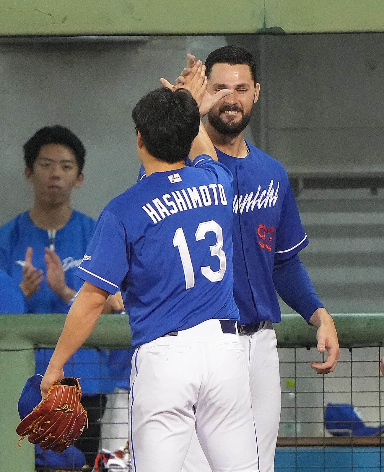 楽天対中日　7回裏楽天2死一、二塁、小郷を空振り三振に仕留めた橋本（左）をタッチで迎えるマラー（撮影・足立雅史）