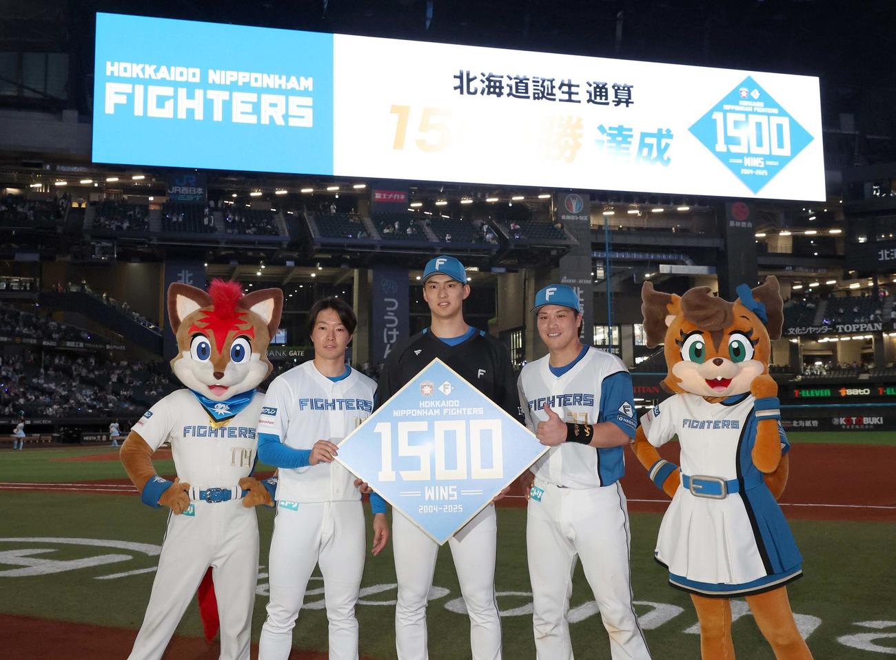 日本ハム対ヤクルト　北海道移転後、1500勝目を達成し記念ボードを笑顔で持つ左から玉井、達、伏見（撮影・黒川智章）