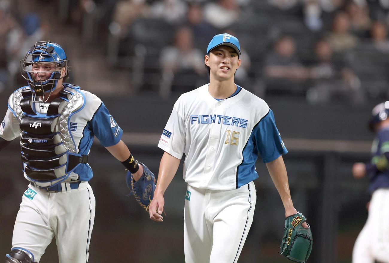 日本ハム対ヤクルト　6回表、走者を出すも無失点に抑え笑顔の達（撮影・黒川智章）
